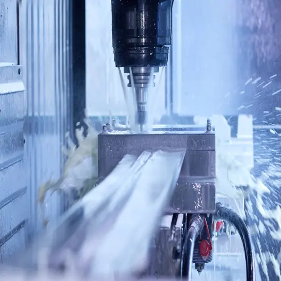 Maschine bei der präzisen Bearbeitung eines Metallprofils 