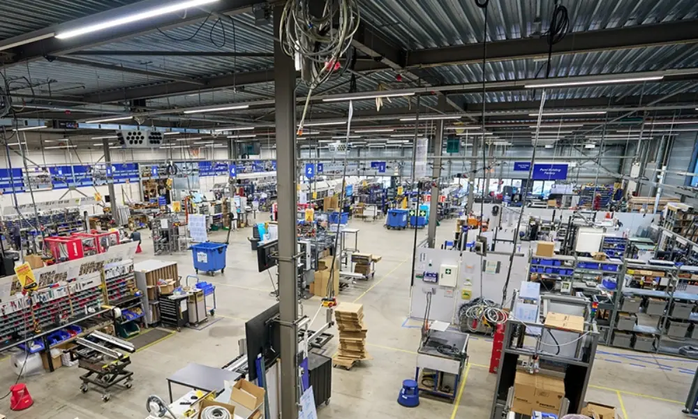 Một máy đóng gói hiện đại gồm nhiều bộ phận, tất cả được kết nối trong không gian chật hẹp như tủ điện