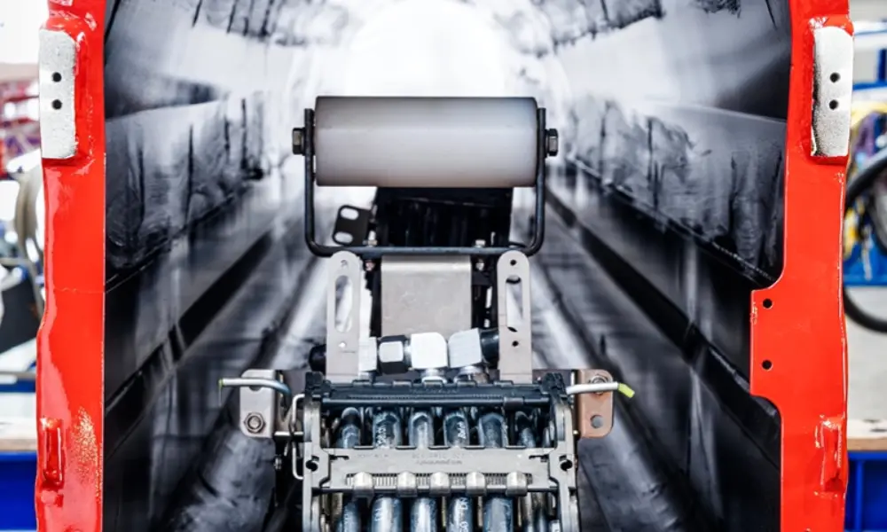 stuurkabels en hydraulische slangen verborgen in het holle profiel