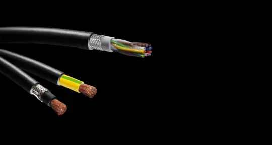 Tre sorte kabler på sort baggrund 