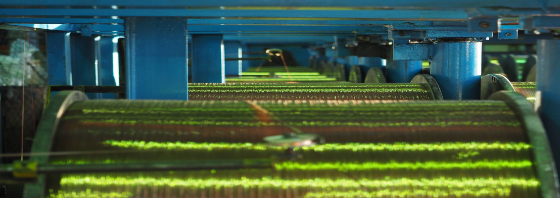 Industriel opbevaring af kabeltromler i kontrolleret miljø for at forhindre kobberoxidation.