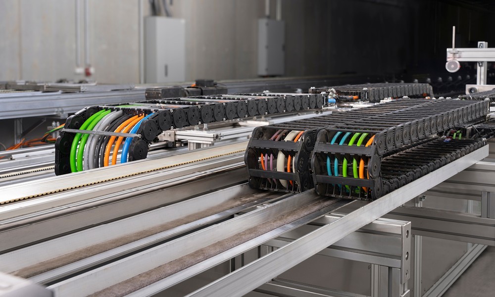 Testanlæg med kabelkæder fyldt med forskellige kabler.