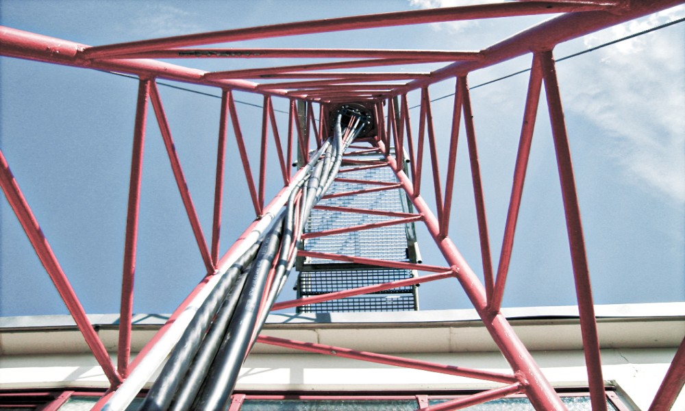 Kabler monteret i en høj kommunikationsmast.