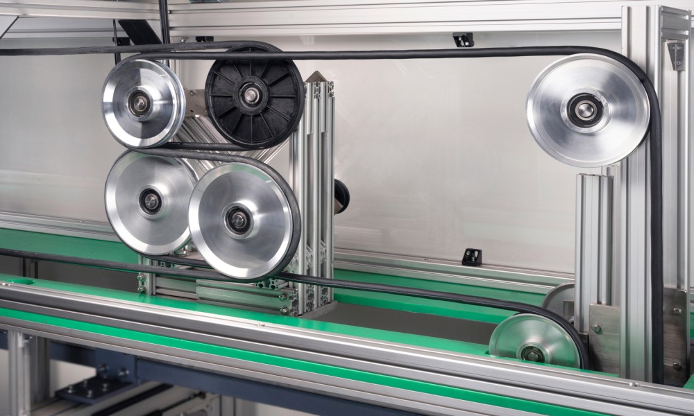 Testudstyr med remtræk til mekanisk belastning af kabler.