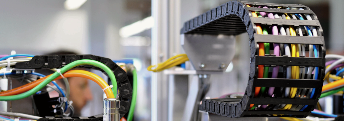 Forskellige farvede kabler i en kabel kæde 