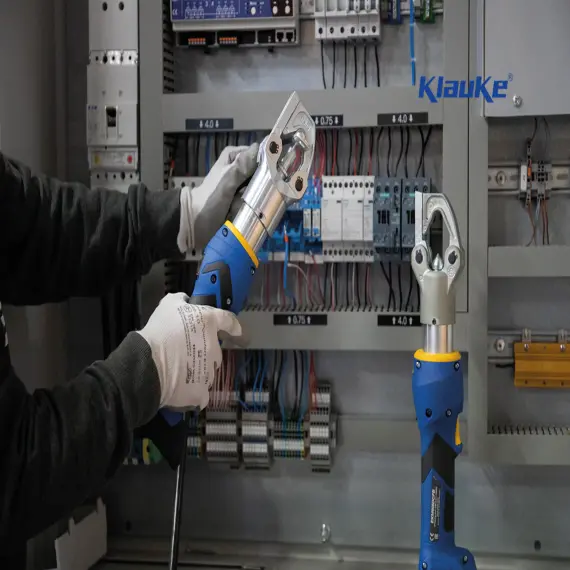 Klauke verktyg framför ett elskåp