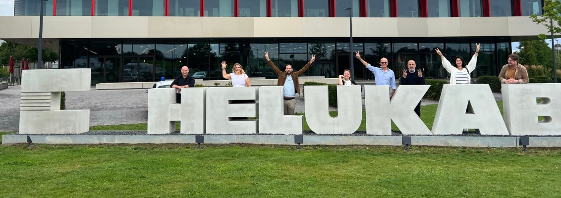 Team HELUKABEL Sweden in front of the HQ building in Hemmingen