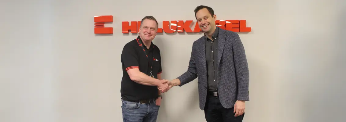 Robin Forstner och Pär Lihufvudh skakar hand