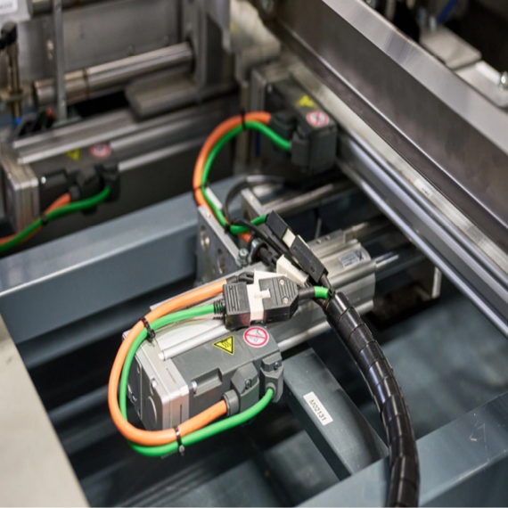 Lantech industrial packaging machine equipped with HELU cables and connectivity solutions