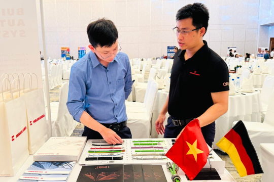 Khách tham quan bàn trưng bày của HELUKABEL Việt Nam