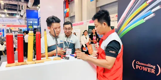 Kỹ sư HELUKABEL Việt Nam tư vấn cho khách