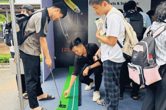 Chơi golf tại HELUKABEL Việt Nam ở HCMUTE Career Fair 2025