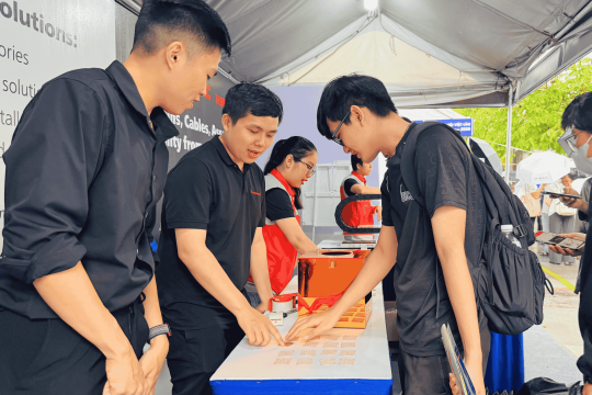 Chơi ghép cặp thẻ tại HELUKABEL Việt Nam ở HCMUTE Career Fair 2025