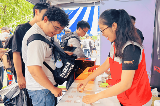 Chơi ghép cặp thẻ tại HELUKABEL Việt Nam ở HCMUTE Career Fair 2025