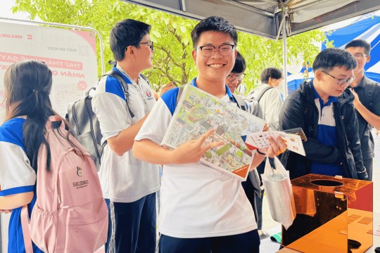 Các bạn sinh viên may mắn nhận được phần quà đặc biệt