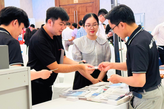 Giao lưu tại bàn trưng bày của các doanh nghiệp khác