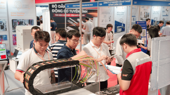 Khách ghé đến gian hàng của HELUKABEL Việt Nam