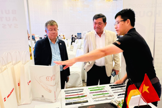 Tư vấn cho khách tham quan bàn trưng bày của HELUKABEL Việt Nam