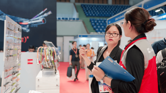 Sales tư vấn khách tại gian hàng