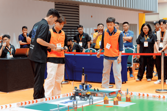 Các đội thi MERC 2025 tranh tài 1