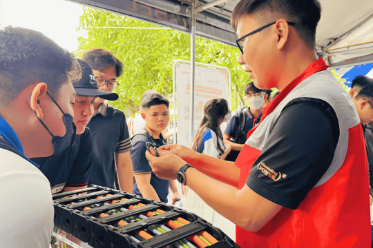 Các bạn sinh viên tìm hiểu sản phẩm của HELUKABEL Việt Nam