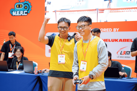 Hình ảnh đội thi vui mừng khi hoàn thành nhiệm vụ