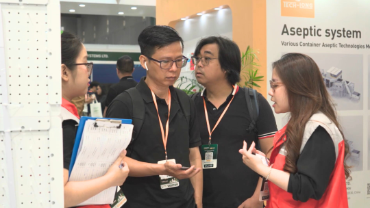 Đội ngũ sales HELUKABEL tư vấn cho khách