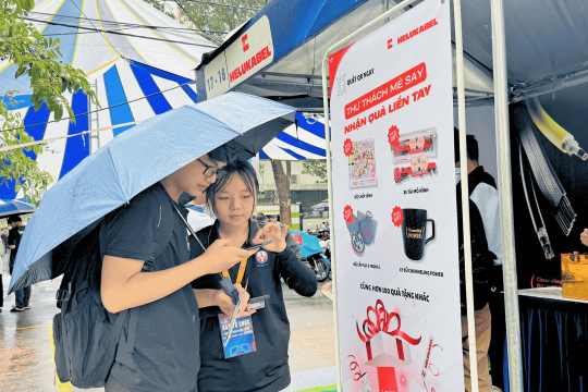 Các bạn sinh viên đăng ký tham gia mini game tại gian hàng của HELUKABEL Việt Nam