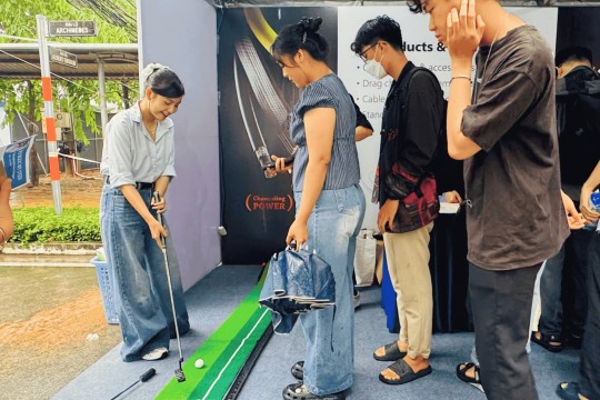 Chơi golf tại HELUKABEL Việt Nam ở HCMUTE Career Fair 2025