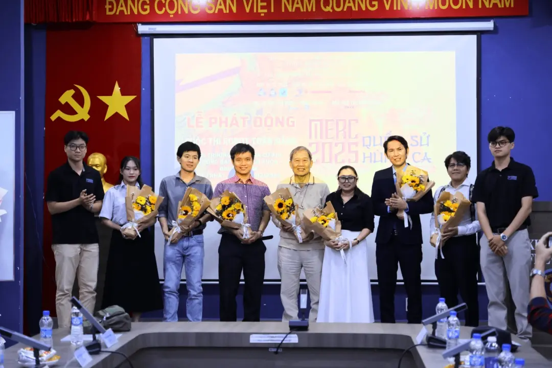 Ban tổ chức trao hoa cho nhà tài trợ và ban cố vấn