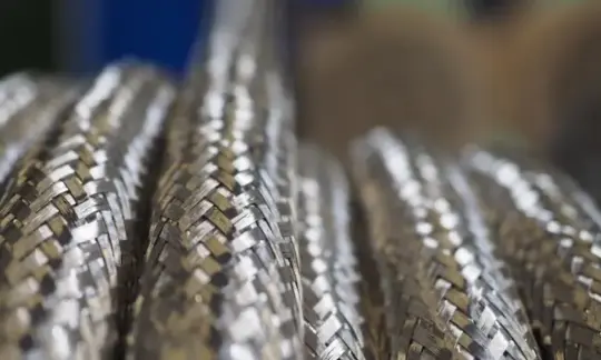 Lưới chắn bằng kim loại có tỷ lệ che chắn cao lên đến 85% đảm bảo mức độ chống nhiễu cao