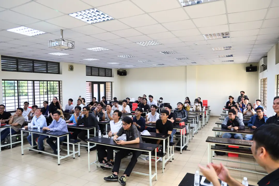 Các bạn sinh viên hào hứng trong phần quay số may mắn