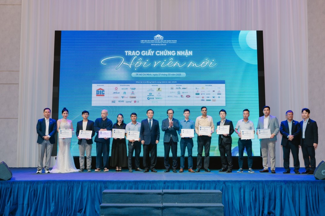 Trao giấy chứng nhận cho hội viên mới