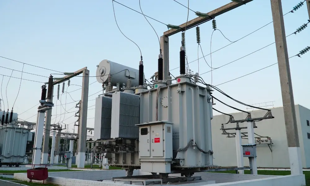 Máy biến áp giúp điều chỉnh xuống mức điện áp phù hợp trước khi truyền tải điện đến nơi tiêu thị
