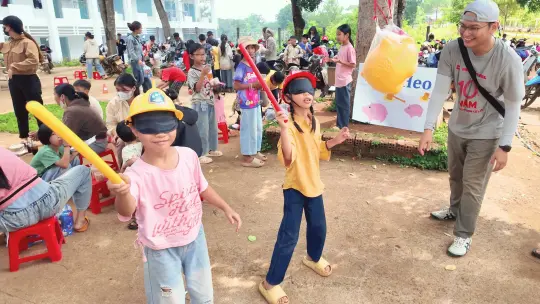 Children playing the pig-smashing game