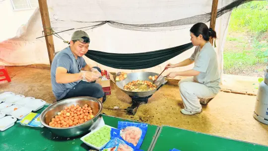 Setting up a fried snack booth