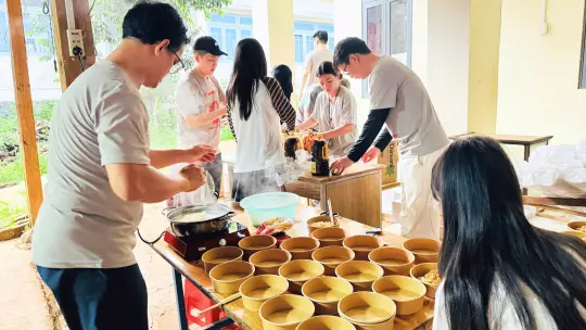 Setting up a mixed noodle booth