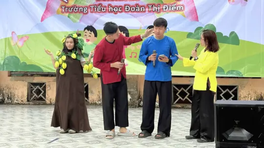 Team HELU performs the play "Ăn Khế Trả Vàng"