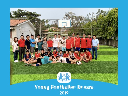 The board of Management of the SOS Village together the children and representatives from HELUKABEL Vietnam