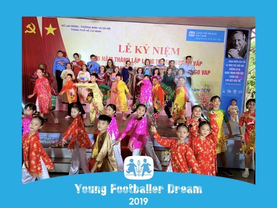 A performance by a group of young children celebrating the 30th anniversary of establishment