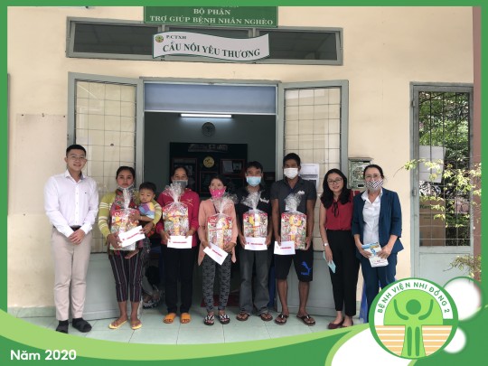 Phụ huynh của các em nhỏ và đại diện HELUKABEL Việt Nam