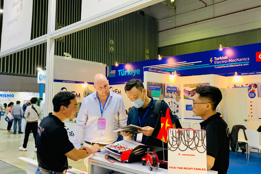 Khách hàng tham quan gian hàng của HELUKABEL Việt Nam