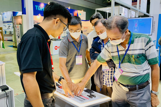 Khách hàng tham quan gian hàng của HELUKABEL Việt Nam