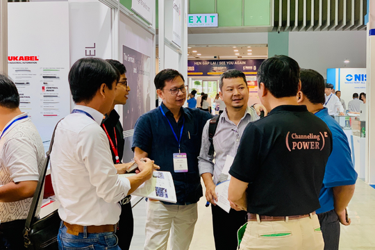 Khách hàng tham quan gian hàng của HELUKABEL Việt Nam