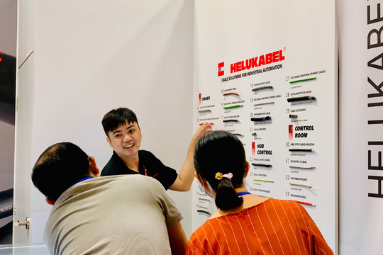 Khách hàng tham quan gian hàng của HELUKABEL Việt Nam