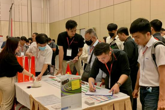 Visitors visit HELUKABEL Vietnam's booth to learn about connectivity and transmission solutions in EtherCAT technology.