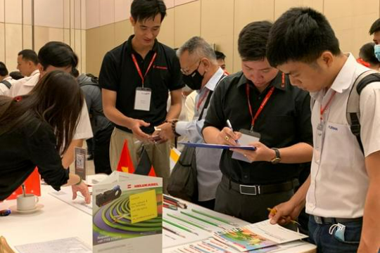 Visitors visit HELUKABEL Vietnam's booth to learn about connectivity and transmission solutions in EtherCAT technology.