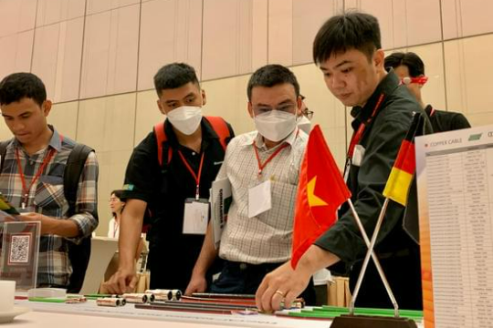Mr. Le Tran Chinh, Business Development Manager of HELUKABEL Vietnam (black shirt, from right to left) is talking with customers at the seminar.