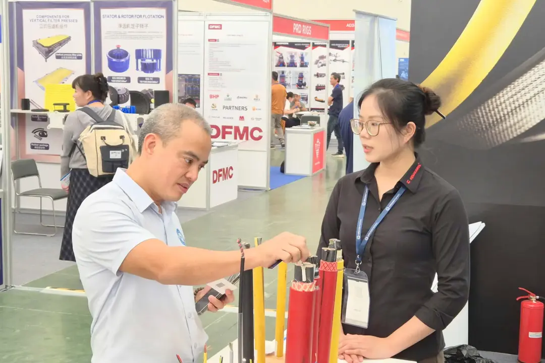 Kỹ sư HELU Vietnam giới thiệu sản phẩm đến khách tham quan