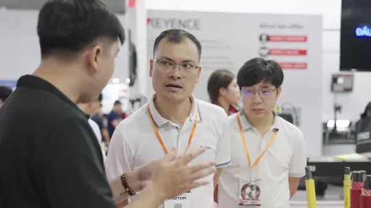 HELU Vietnam engineers provide consultation to customers